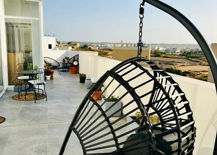 Deluxe Penthouse Charming Location Rooftop Views