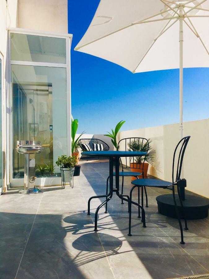 Deluxe Penthouse Charming Location Rooftop Views